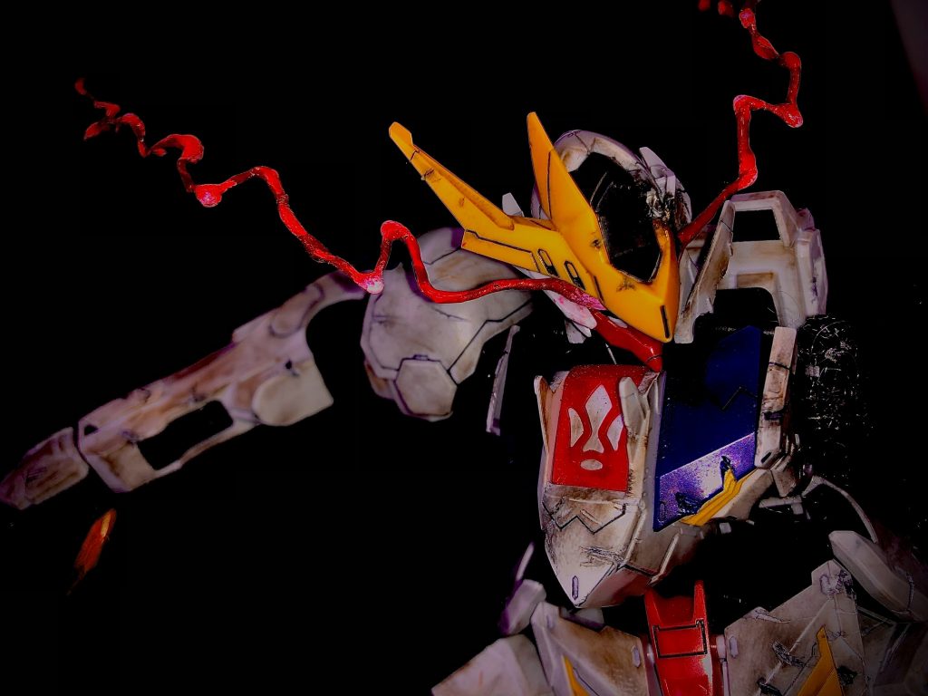 目のエフェクトは、針金で土台を作り、レジンで形を作り、ガンダムマーカーのメッキシルバーで塗装後、白とクリアレッドで塗装してあります!メッキシルバーの上からクリアレッドだったり、白の上からクリアレッドだったり、もしくは白をそのまま残してあるなどして、エフェクトがのっぺりしないように工夫しました。