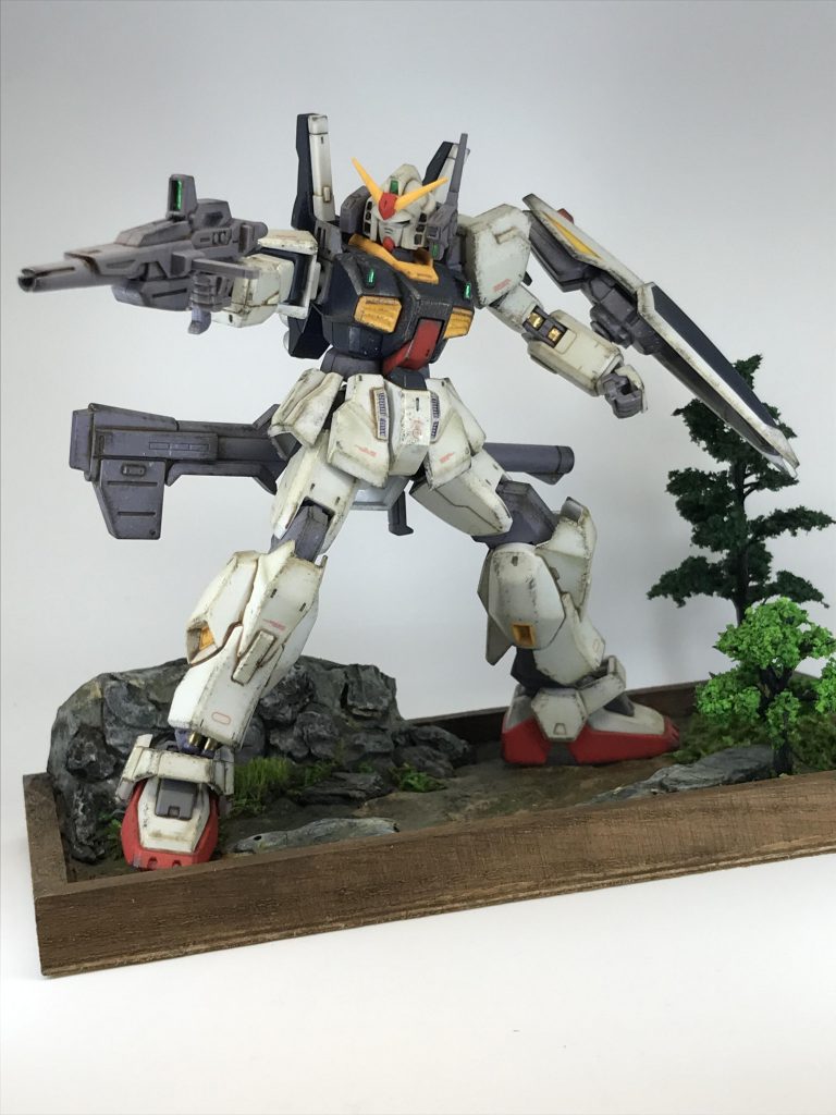 最後にジオラマ風台座に乗せポーズを決めてパシャリ!!初心者でもこの程度なら簡単に作れるのでパチ組に少し手を加えてみましょう。白いキットは汚しが簡単でおススメです。