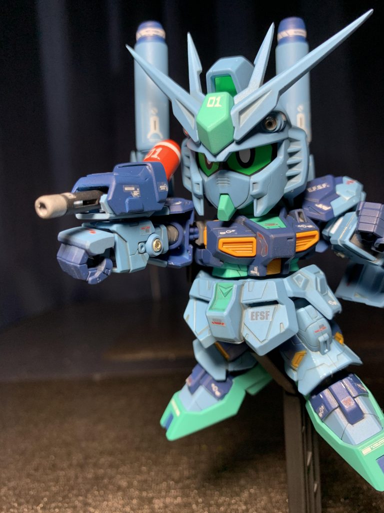 量産型の象徴的な武器のひとつであるスプレーガンもフル自作に。赤い塗装が良いアクセントになってくれました。