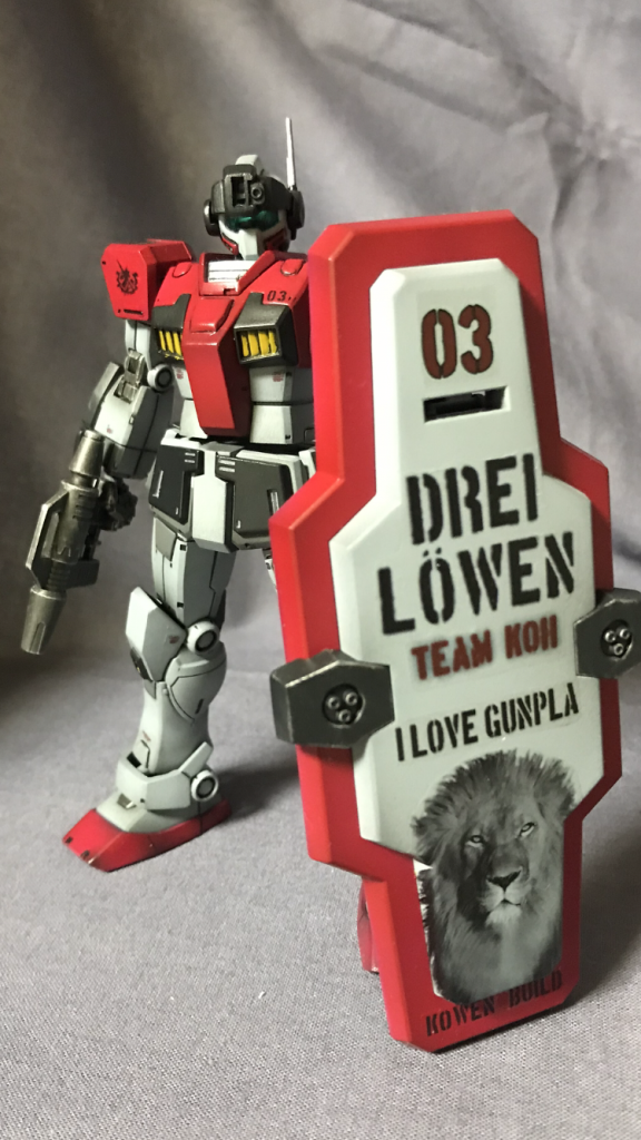 ジムガードカスタムと言えば、無駄に大きい盾(笑)その広大なスペースを使って、ガンプラ友達3人で、チームのデカールを作って派手な盾を持つ3人小隊を作ろう!…という企画で製作したものです。ちなみに、砂漠のトカゲ隊のメンバーでもあります(笑)
