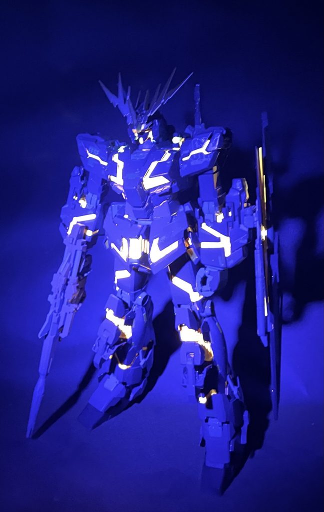 サイコフレームを蛍光オレンジで塗装しているので、光ります😆