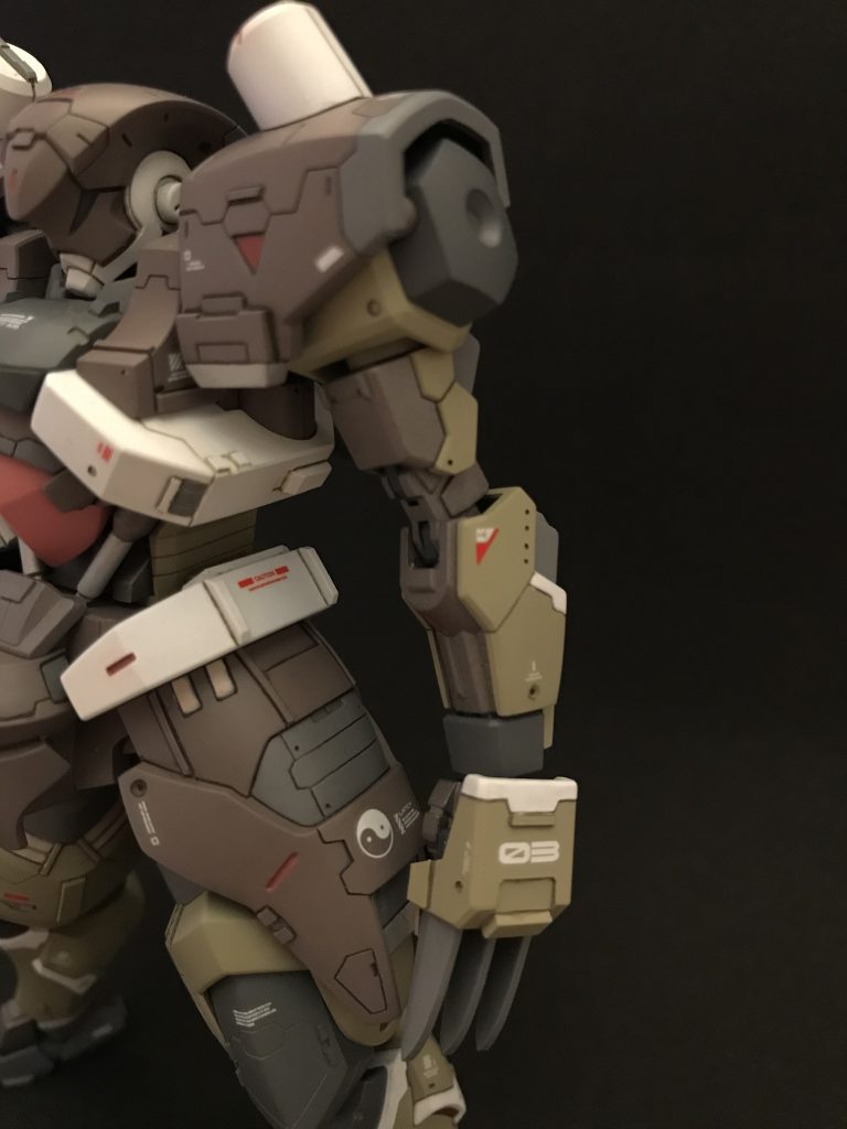 今回1番弄ったのは肩です。付け根から寄せて上げて再接着し、干渉する肩アーマーを大胆めに形状変更。バーニアを追加したりで、がっしりとしたシルエットになったと思います。そしてゴッグリスペクトのクローは作るの本当に大変でした。作成難易度最上位の武器じゃないですかねクロー笑