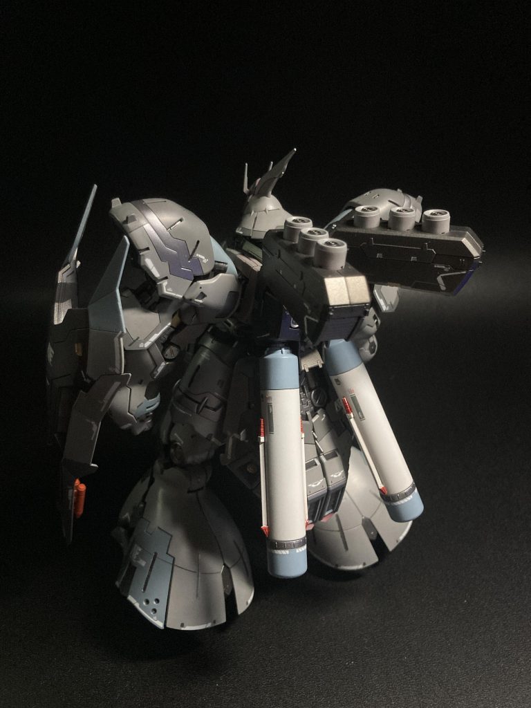 プロペラントタンクにバンダイのスターウォーズビークルモデルのパーツを接着しています。