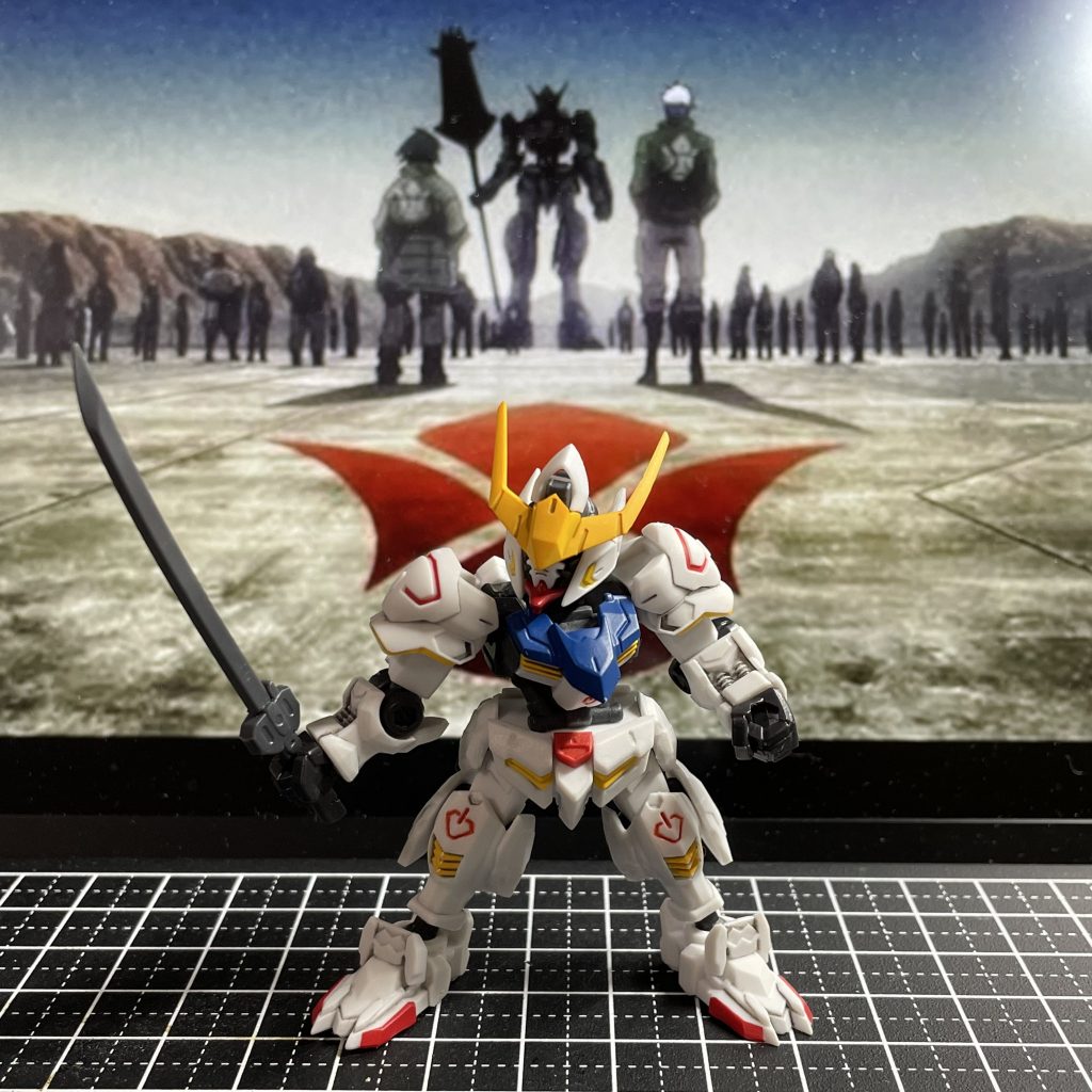 今回は部分塗装とスミ入れをしてみました。下半身の塗装があまりされていないので、膝の黄色や太腿の赤いマークなど色差し、タミヤのスミ入れ塗料ダークグレーを入れてみましたが…ちょっと汚いですね。エアリアルはスミ入れやめとこうかな…