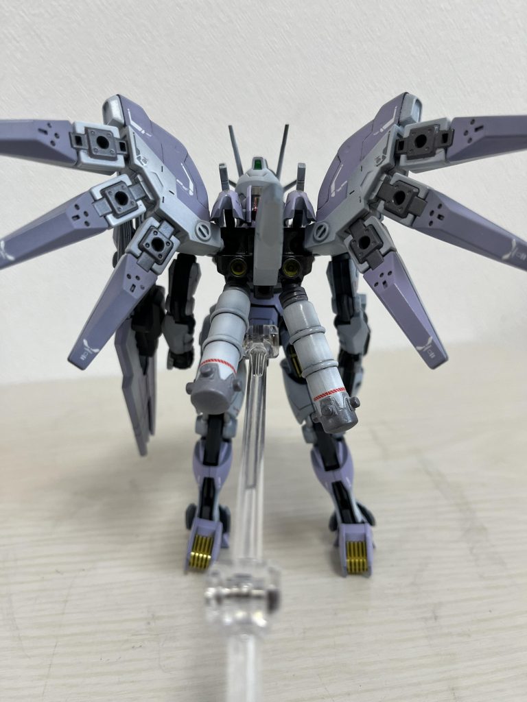 バックショットです。ファンネルが天使の羽目みたいにみえて中々いい感じ。ただ、sdのファンネルを使ったので色々寸足らずに見えますね‥‥