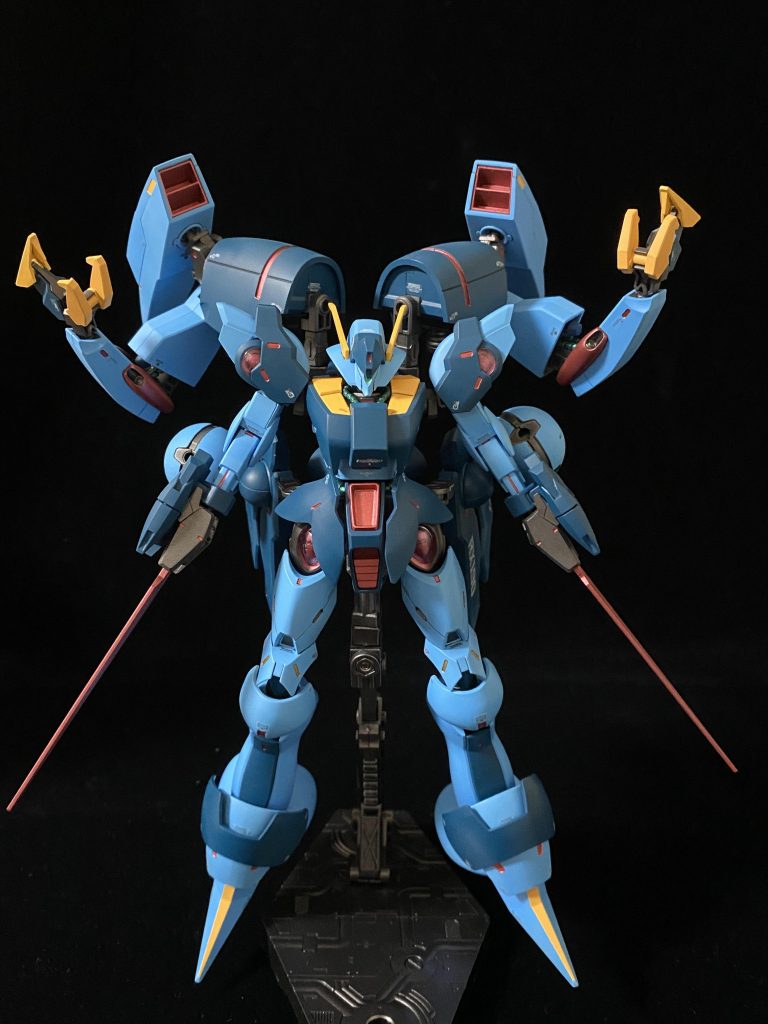 サブアームのハンドパーツは、ベギルベウの足を無理やり突っ込めるように削ってます。