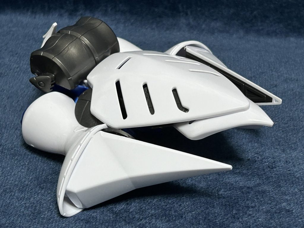 接着剤でガチガチにくっつけただけなので可動部はありません。