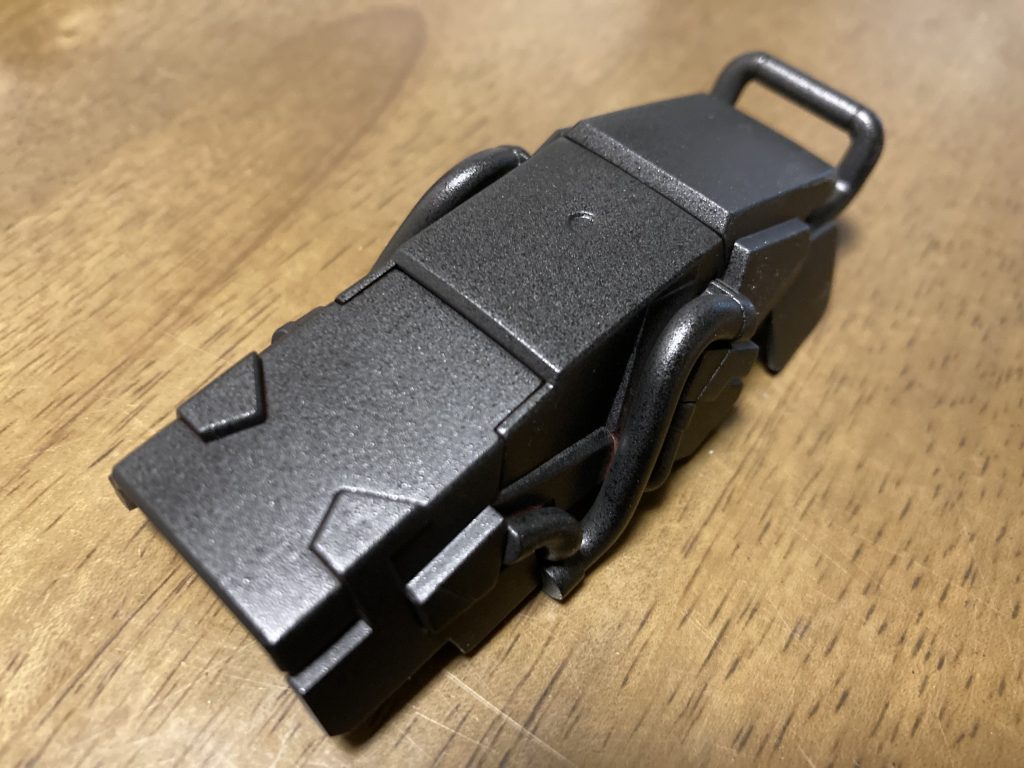 黒サフ後、表面に鉄っぽいザラザラ感が出る塗装をほどこしました。