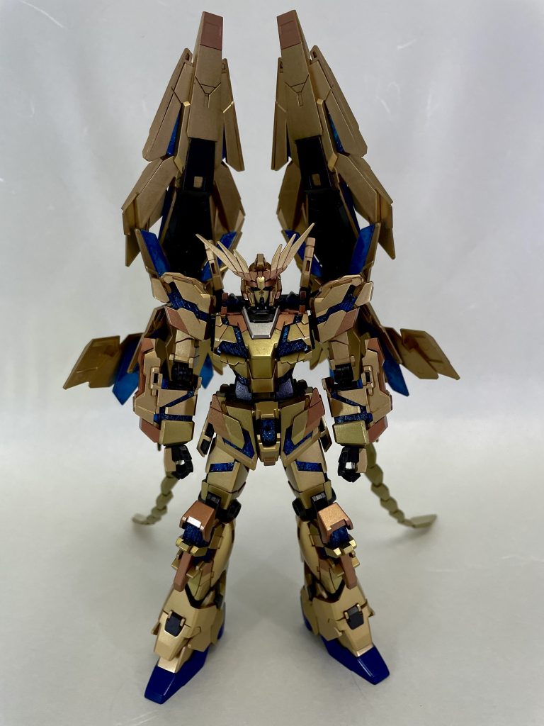 サイコフレームには、裏からエナメルのシルバーを塗り粒子の表現としてグリッター系のアイシャドウを、使いました。