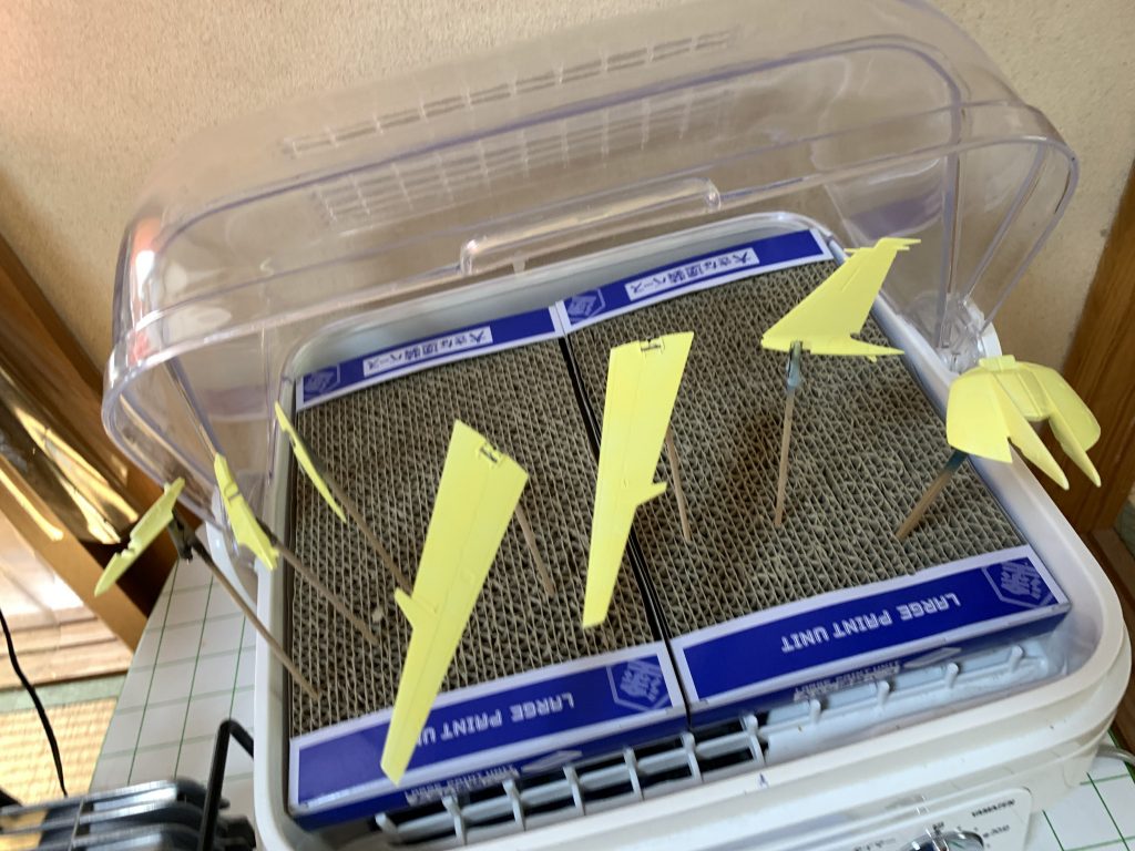 今回もっともこだわったのは、下地をガイアノーツのサフエヴォ・レモンイエローにしたことです。これにより、調色せずに全体を黄ばんだ印象にすることが出来ました。