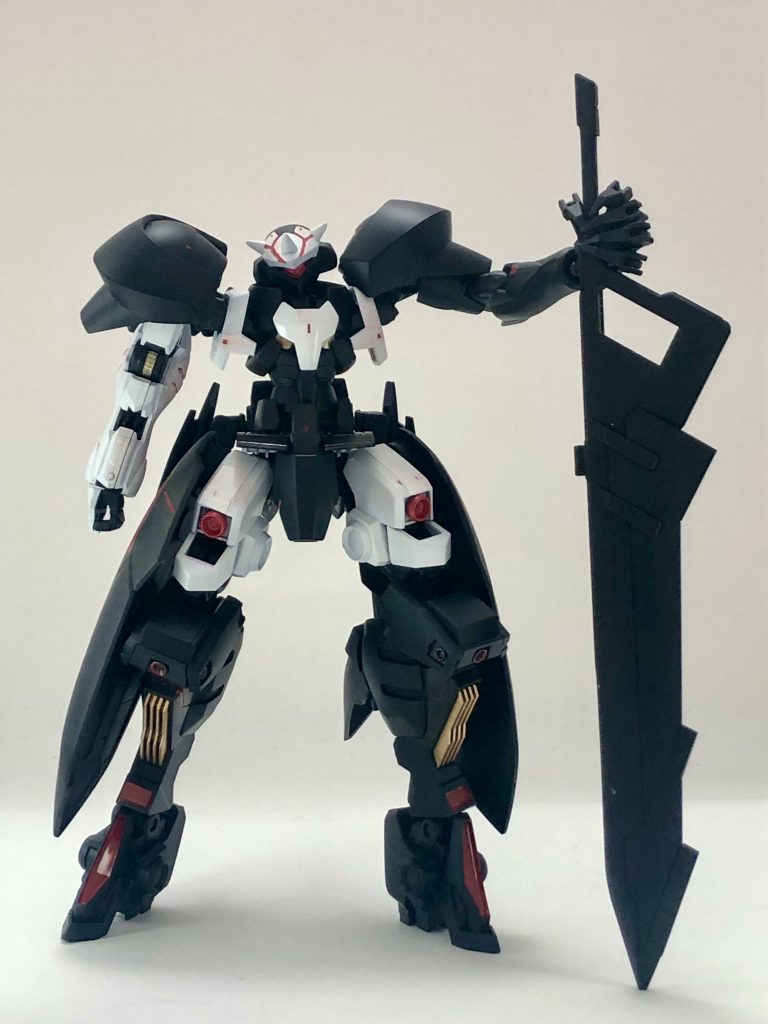 正面(バスターソードを持っている状態)です。個人的に大剣は肩に乗せるよりこのポージングの方が強そうで好きです。