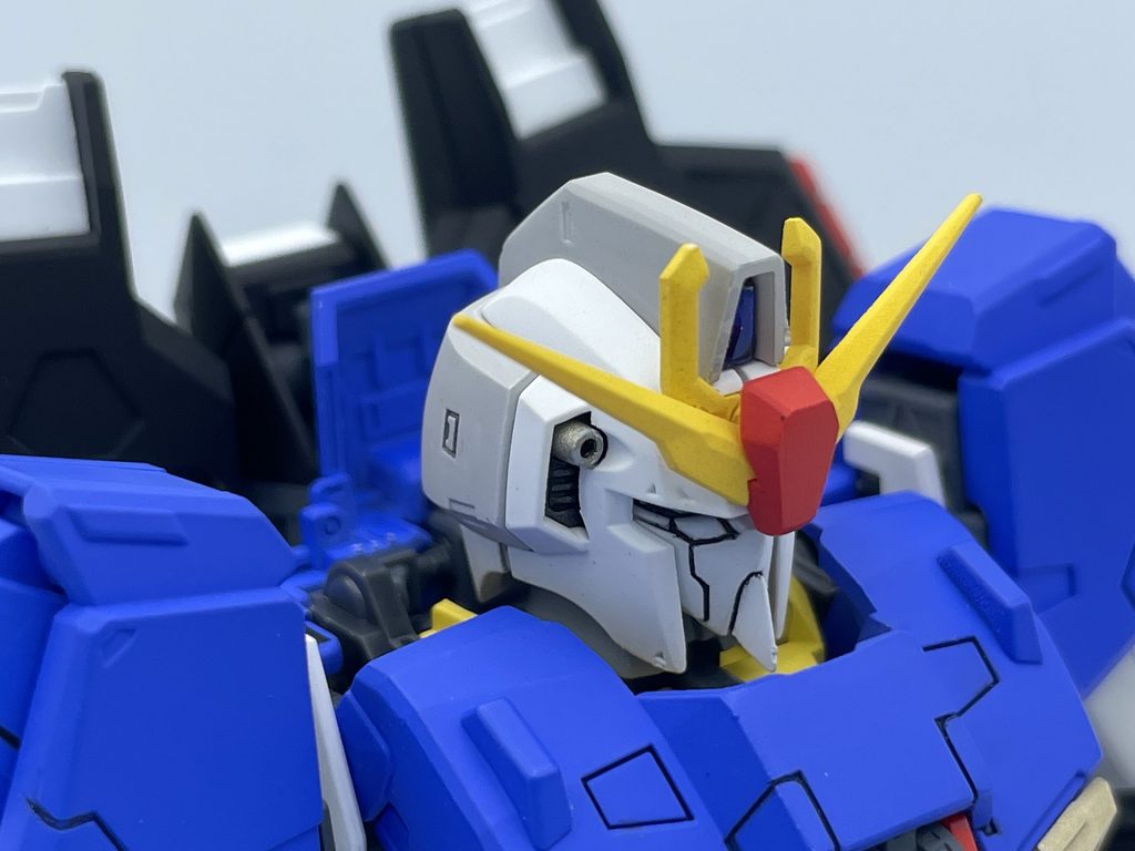 頭部バルカンは別パーツになっているので塗り分けしやすくて助かりました。カラーはバルカンが【T / TS-88:チタンシルバー】、その下の放熱フィン?は脚部スラスターと同色のオリジナルメタリック。