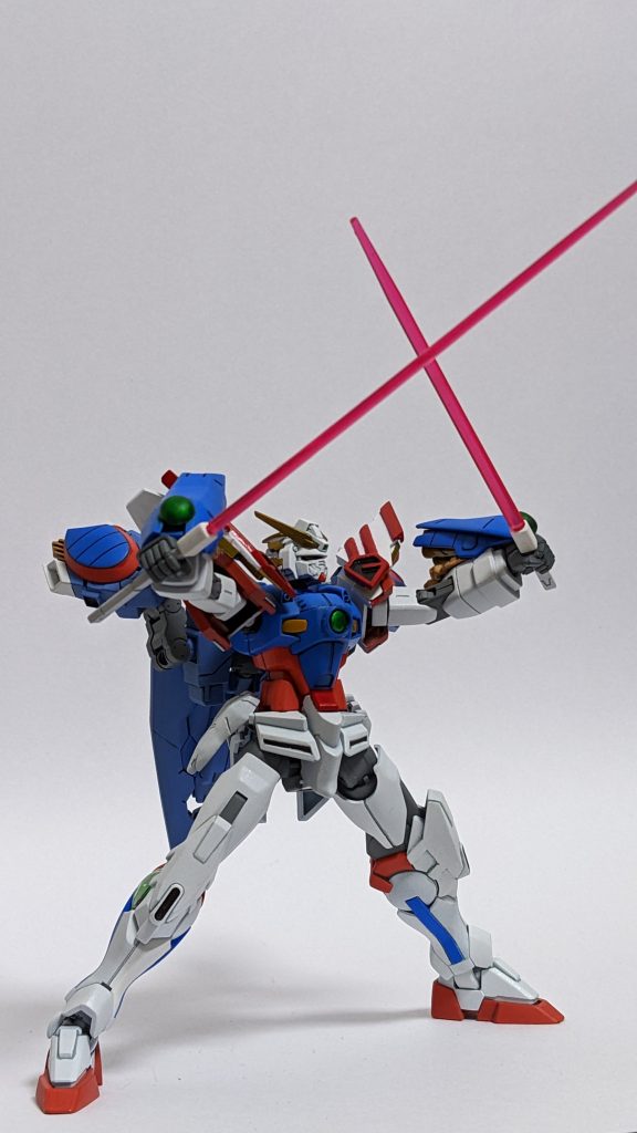 原典通りの二刀流。手甲がやや干渉しますが、構えられます。ビームソードは腰裏のダブルオーダイバーのサーベルラックに格納します。無改造で取り付けられました。