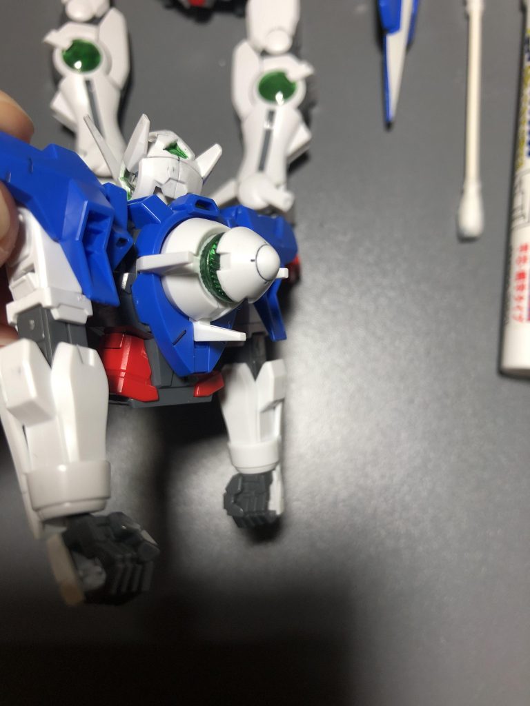 太陽炉の剥き出しの部分をGN粒子っぽく塗装、後頭部も塗装、後若干の墨入れをしました。