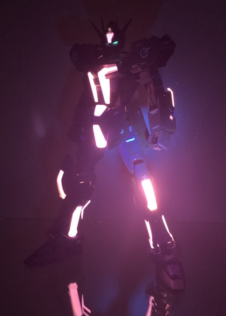 ブラックライトで全身が発光!!エネルギーが溢れているのが伝わると思います!