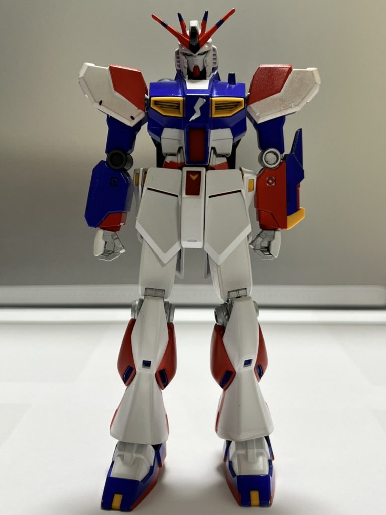 ここで、棒立ちバージョンのνガンダムをアップしてみますと、やはり、なんかムラがあるようなきがするんですよね。特に左肩付近…こういったムラって、どういうふうにエアスプレーを吹きかけたらムラができなくなるのか…。ネット見ながら吹きかけたのですが上手く出来ていないのが、なんともまあ残念です…。