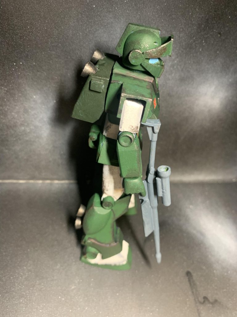 今回初めてパテやプラ板を使い体型の変更など大胆な改造をしました。自分の腕では可動させるのは難しかったので関節を接着し固定モデルにしました。