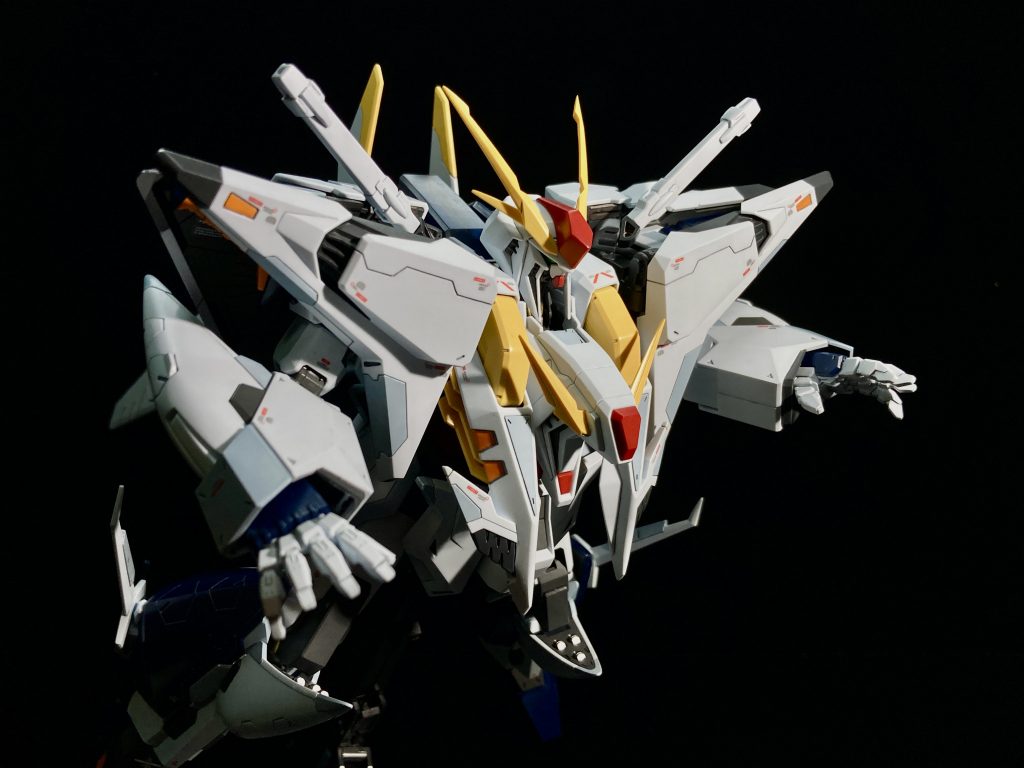 Ξと言えばコレな箱絵ポーズ。テロリストがこんなの乗って空から降ってきたらメチャメチャ怖いです。民衆の巻き添えも止む無しの姿勢。マフティーのやり方、良くないよ。