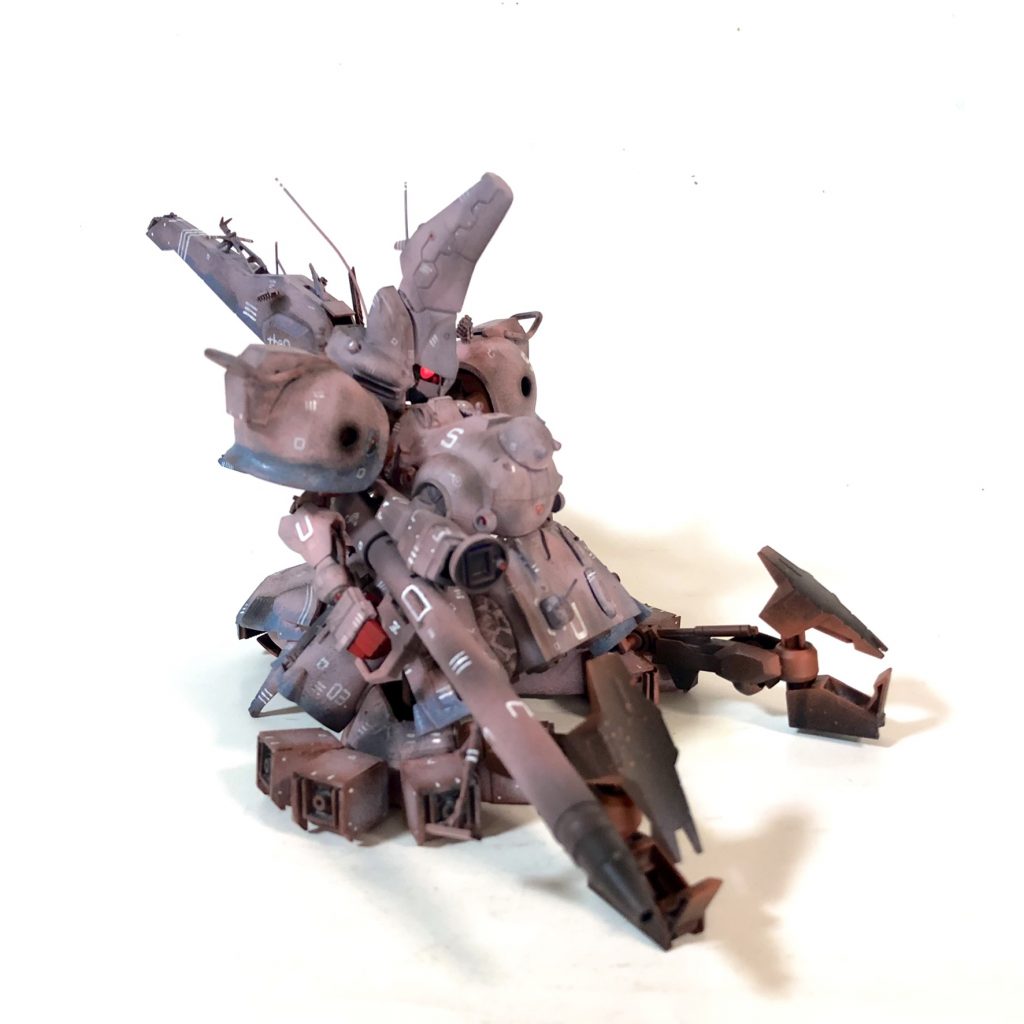 ななめ主な装備は巨大火炎放射器、胸部ポタン砲及び全身に施された対人レーザー等先端には塹壕構築用ドーザー装備