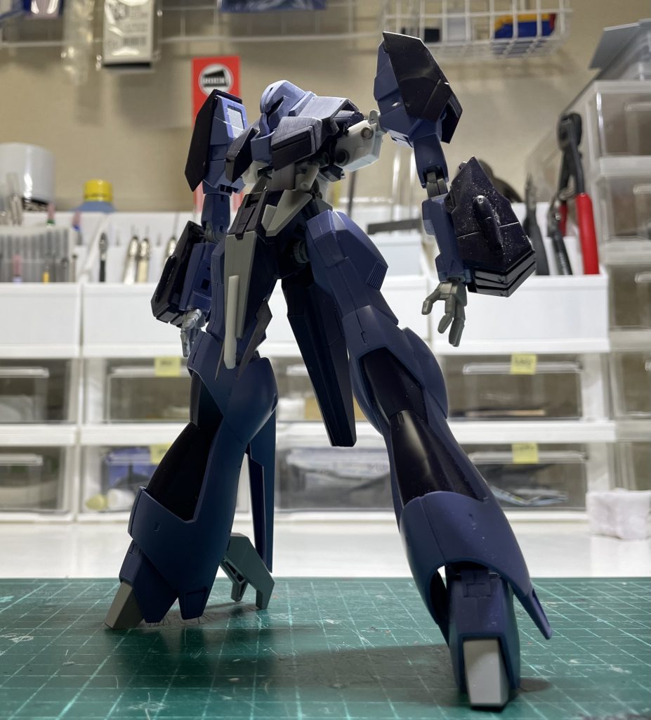 制作途中画です。HGUC メッサーラ 制作記録⚪︎全体・プロポーションを中心に工作。・適所に、筋彫り プラ材等でディテールアップ。・適所に、金属パーツも使用してます。⚪︎頭部・一旦 分割してから、幅詰め工作による小顔化・モノアイの可動化→内部はディテールアップ⚪︎胴体・肩との接続軸を上方に位置加工。→補強を兼ねて肥大化。・キットの、胸横のダクト的ディテールは 潰れている為、フレーム解釈で新規制作・胸の左右を削り込み 幅詰め・胸の裏側にも プラ材で フレームを自作⚪︎腰部・胴体と一体化している為、一旦切り離し、フレームパーツを自作してから 固定。・股間ブロックは 生温い形状のオンパレードの為、全面を削り込み、プラ材でリニューアル。→モールドは プラ材で新造。→股間左右の羽は プラ材からスクラッチ。→股間先端の左右の羽は、強度を考慮し キットパーツを削り込んでシャープ化。⚪︎腕部・後ハメ&合わせ目処理・平手の水かきは、キチンとカット・握り手の 埋まった親指の修正・クローの肉抜きには プラ材でフレームディテールを追加・キットの肘のピンは いつか折れそうなので、真鍮線に変更⚪︎脚部・太腿は分割を変更し、後ハメ&合わせ目処理・膝関節の合わせ目処理・膝関節裏のパイプは一旦切り離し プラ材等でディテールアップ・下脚は、膝部分で 後ハメ&合わせ目処理・脹脛のダクトは 市販品の流用・甲の合わせ目処理・爪先裏は何もなかったので、足裏ディテールを追加・接地向上の為、足首軸の延長・クロー部の肉抜き処理・クロー部、ぬるいモールドはオミット⚪︎背部・バーニア内部に追加ディテール・分割ラインを活かして 筋彫りディテール⚪︎装備、他*プロポーション重視の為、変形はオミット→付属の台座は 無意味な為 廃棄・経年劣化を考慮して、アクションベースへの接続軸は やすりがけ。⚪︎塗装・主にラッカー塗料で塗装後、艶消しクリア。・バーニア、クロー内部等は光沢クリア。・レッドポイント等、一部 デカールでの仕上げ。