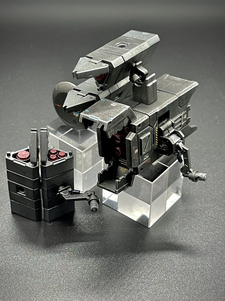 両肩の装備品。ハッチ全てを開放した状態。