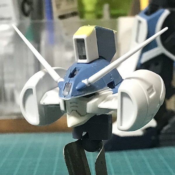 頭横にセンサー（？）付きました。センサー自体はSDガンダムのMk-Ⅳから拝借頭とセンサーを繋ぐブリッジ部分はB-CLUBのMk-Ⅳを参考にしています。（1枚目）