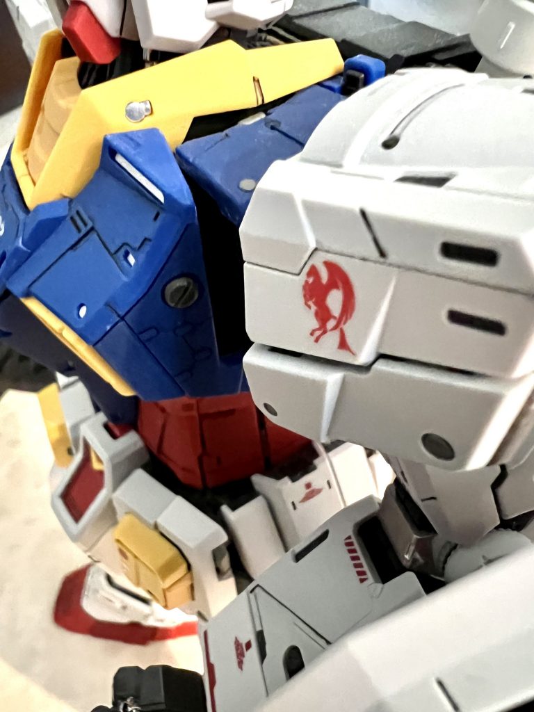胸の横の丸いモールドは緑のプラシールが悪目立ちする気がしたので、同じくコトブキヤのマイナスモールドに交換。肩のペガサスマークはver. 3.0から。余白をカットしたらぴったり収まりました。
