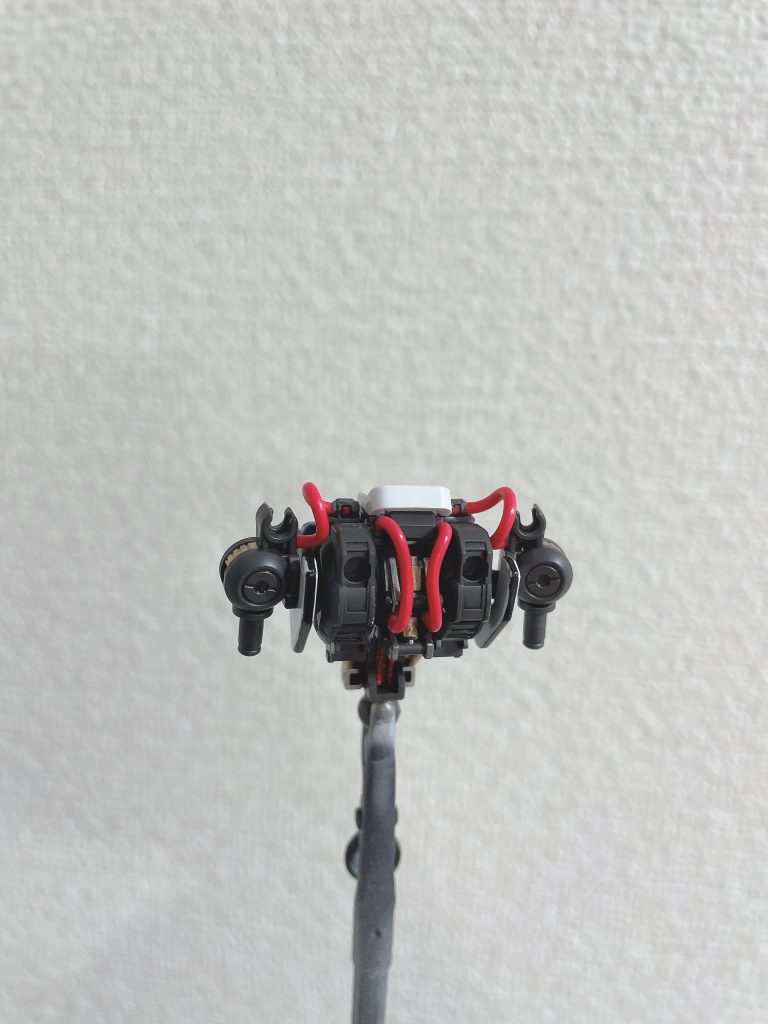 肩のリード線は長めにして動きやすくしました。