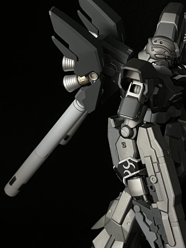 側面バーニア部は質感の違いを出す為に水性アクリルのクロームシルバーを。タンクは、100%ホワイトにすることで工業製品っぽさが出たように思えます。