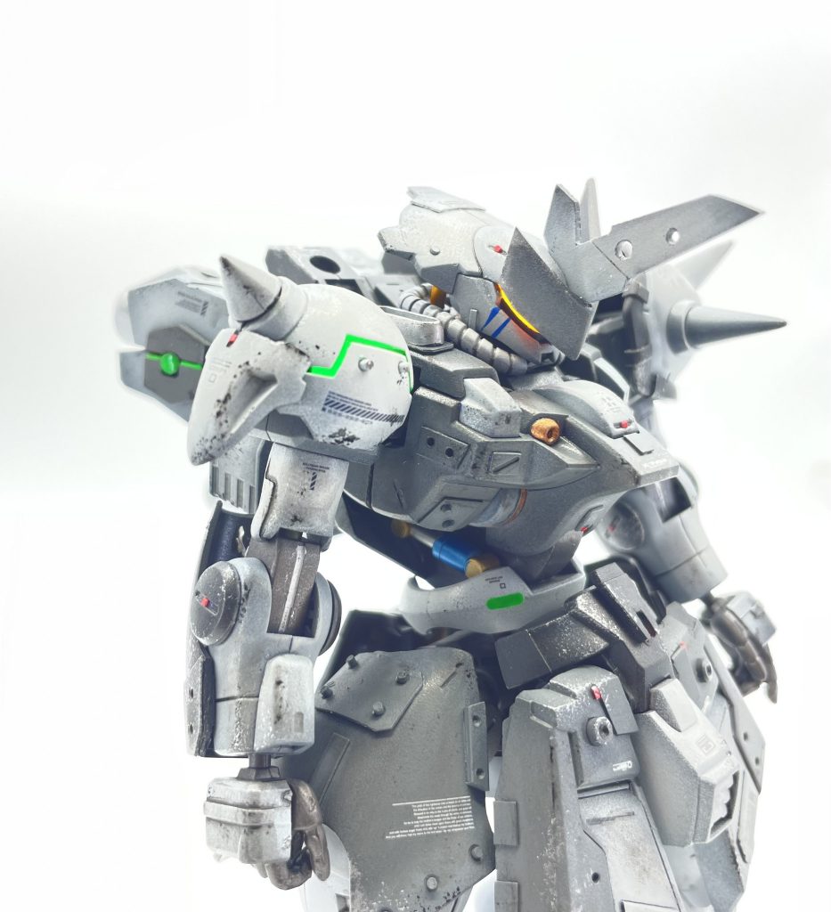 顔は後頭部の形状変更、ブレードアンテナ、アシンメトリーのバイザー、カメラアイを元のT時?から横一本のラインに変更してます最初はジオン絡みのモノアイと思いましたが、結構皆やってて面白みにかけるなぁと思ったのであと性癖に従ってスカーペイントを施してます