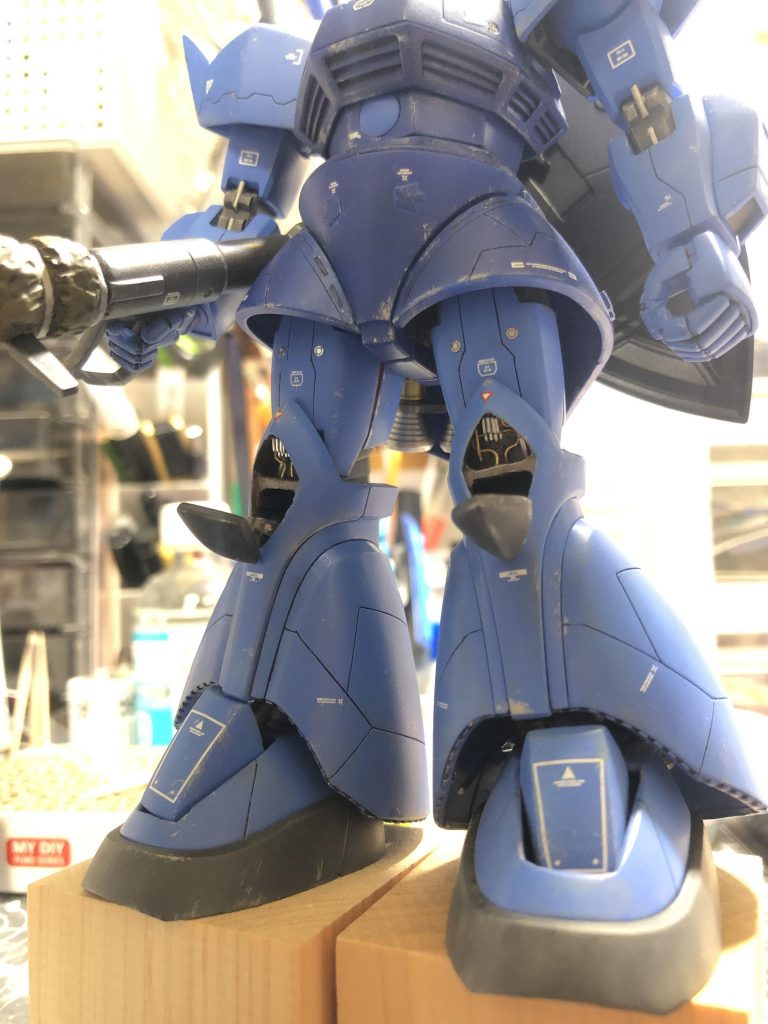 膝の内部も簡単ですが、1mmのアルミ線・真鍮線を使い作り込みました