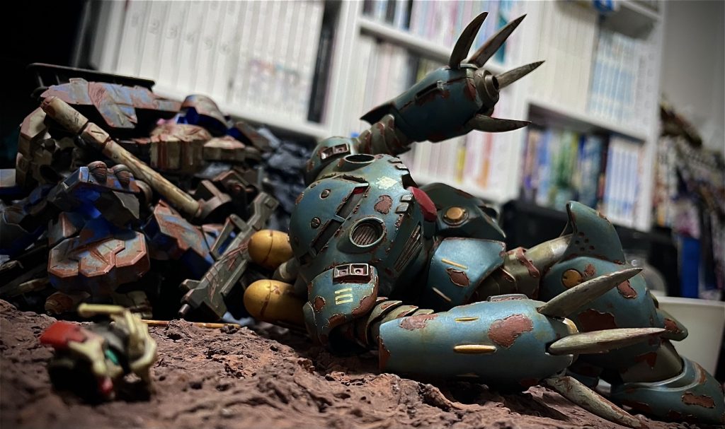 哀愁漂うズゴッグEくん。サビ、おもったより上手くできたような気がします。練習なんでやりすぎなくらいやってみるかと思ってサビの箇所をかなり多くしたら後々大変で泣きたくなりました！息抜きのはずだったのに！！！塗装が剥げてめくれてるような表現をするためにデザインナイフでちまちまやってたのですがこれが思ったよりも大変で、指に突き刺したりもして途中で妥協するかぁと思いましたが、やっぱこれをやるのとやらないことでは完成度が全然違うので結局全てのサビの箇所をちまちまめくりあげていきました…