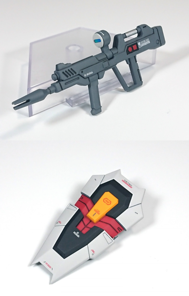 ビームライフル・シールドライフルのスコープ部は白い部分を塗装しやすくするため切り離しています。レンズ部は切り抜き、オーロラグリーンシールを貼ってから接着後にレジンを流し立体的にしてみました。シールドはシャープ化に留め、裏に武器マウントジョイントを追加しています。