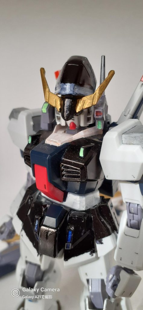 頭部のアンテナは、へし折れたからバルバトスのアンテナを使用しました。そして被っている帽子は、