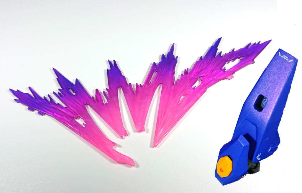 光の翼先端を一部シャープ化しています。全体にクリアピンクと蛍光ピンクを混ぜた色で塗装し、先端から根本に向かってクリアパープルのグラデーション、更に先端のみクリアブルーでグラデーションをかけています。仕上げに根元からホワイトのグラデーションを施し、タミヤの偏光パープル/グリーンでコーティングしました。この塗料は本体青い装甲にも使用し、見る角度によって青紫色に見えるようにしました。以下ポージングです