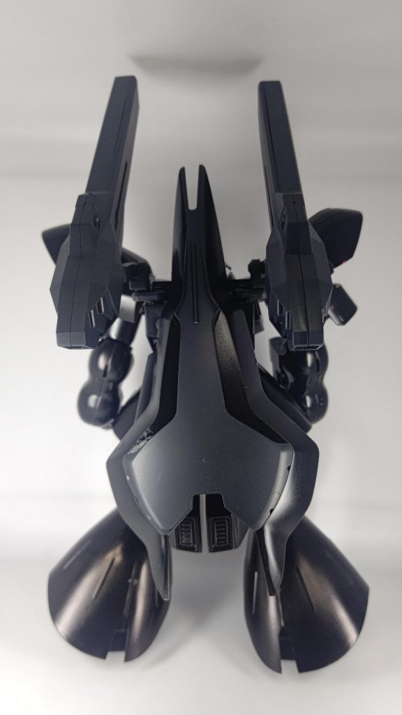 ファンネルを外したことで背後からの攻撃に咄嗟に対応する手段がないため、シールドを背面にマウントすることでカバーした