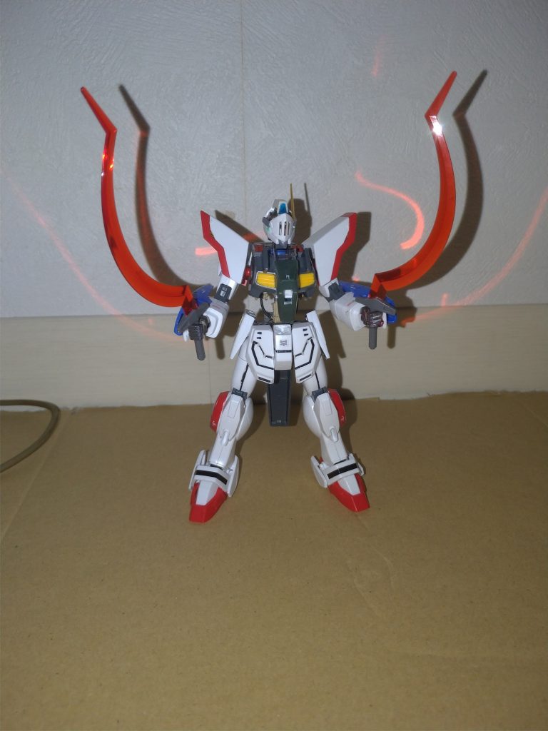 武装のヒートショーテルを持たせてみました。周りの赤いエフェクトはカメラの光で透けただけです。