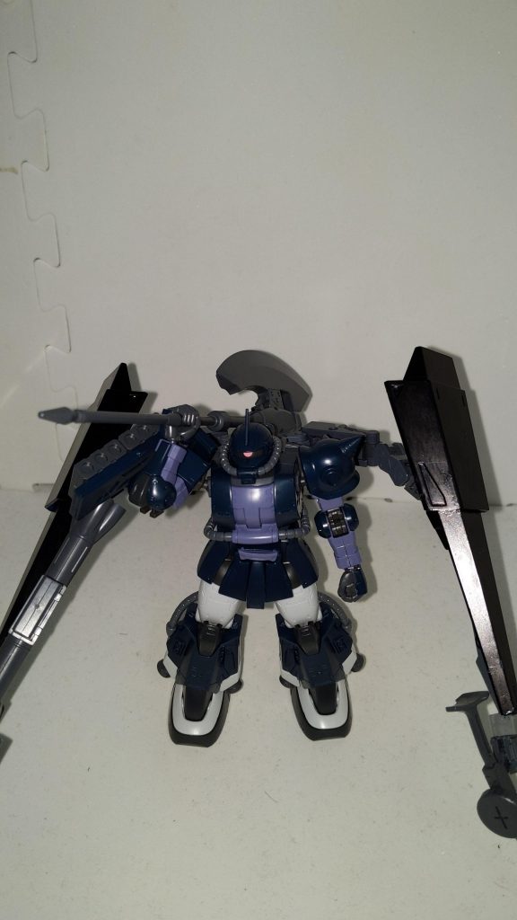 ザクⅡブラックエンドフォース「彗星隊」リーダーのクロのガンプラ。彗星隊のメンバーが使用するガンプラはザクで統一されており、中でもクロのブラックエンドは機動力とパワーに特化したシンプルな機体。関節部の強化と調整によりガンダムフレーム機と正面からパワー勝負ができる。その戦闘スタイルは小細工は一切無しで間合いを詰めて得意の斧捌きで徹底的に叩きのめすという実に男らしい戦い方。しかし、Aランクになってから、ファンネルとかドラグーンでメタられる事が増えた為にクロの個人ランクはAで止まっている。 アビリティポイントシュートアビリティ 280ファイトアビリティ 590ディフェンスアビリティ 600スピードアビリティ 630パワーアビリティ 670総合評価 シュートアビリティがかなり低いが高機動、高パワーというシンプルな機体。さらにフレキシブルブースターアームのシールド部分による優れた防御性能も持つ。近接戦闘の強さに極振りしたようなガンプラなので癖が強い。カタログスペックよりもダイバーであるクロ自身の強さの方が脅威。武装 ザクマシンガン、ザクバズーカ、ジャイアントヒートホーク