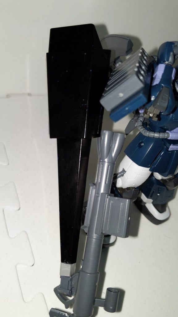 フレキシブルブースターアームサイコザクを参考にした装備。ギャプランのシールドブースター部分を流用して武器を持たせる事ができるよう改造してある。もともと機動力に優れる高機動型ザクがベースのブラックエンドに過剰な加速性能を与える。可動範囲の広いアームで機体に接続されておりシールドとしても使用可能。