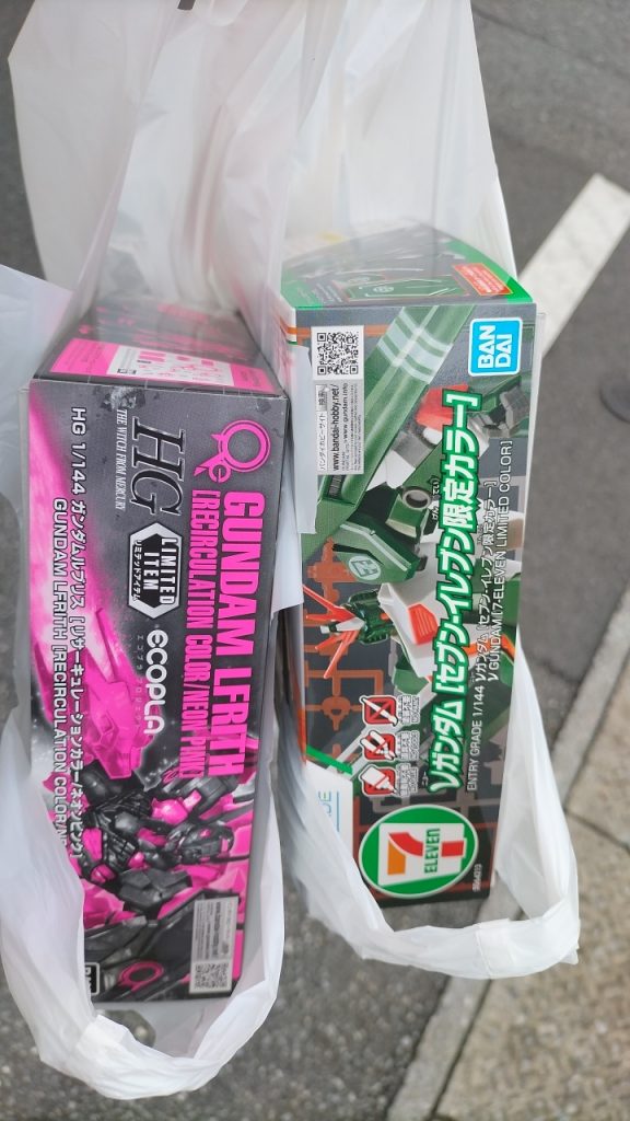 さて制作に一番必要なモノ！それは『ガンプラ』！！！！！ガンダムフェアの一週目に突撃して見事に空振りました！！！！！翌週の発売日発表まで哀しみの日々(笑)当日は無事に目的のＥＧニューガンダムセブンイレブン限定カラーをゲット〜♪〜♫〜♬〜〜ちなみにルブリスは後日イベントか何かでも再販されると感じて、仕事の同僚に頼まれた分のみ。Ｑ.ところでノーマルのルブリスって再販してるかしら？Ａ．なかなか再販されてない……Orz
