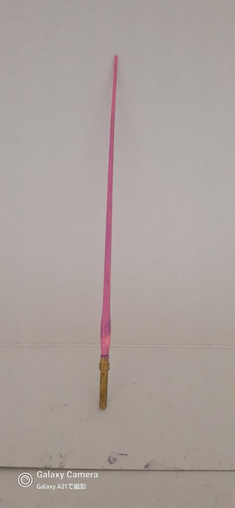 そんでおまけのポッキーサーベルです。(投稿日が11月11日だったから、ノリで作った)茶色が無かったから、蛍光ピンクで塗りました。『だから味はイチゴになる)