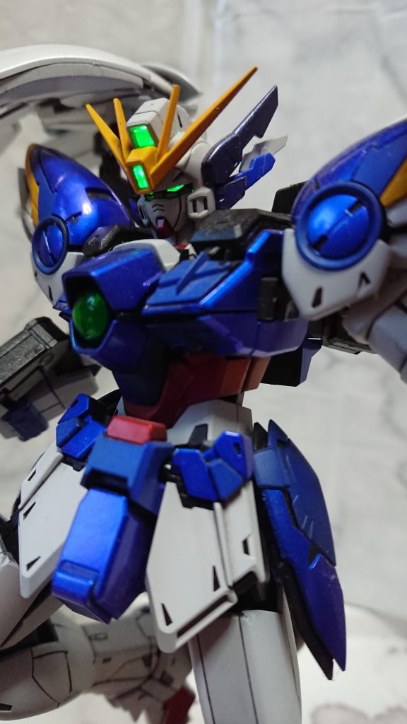 かなりまえのなので改造あまり覚えていませんがキットがいいのでモノアイを光らせ、メタリックからーで色分割