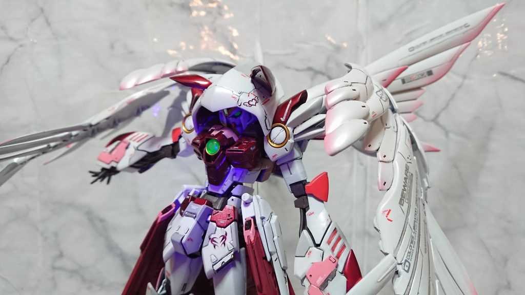 フード隠れて顔あまり見えないのでブラックライトをてらしています