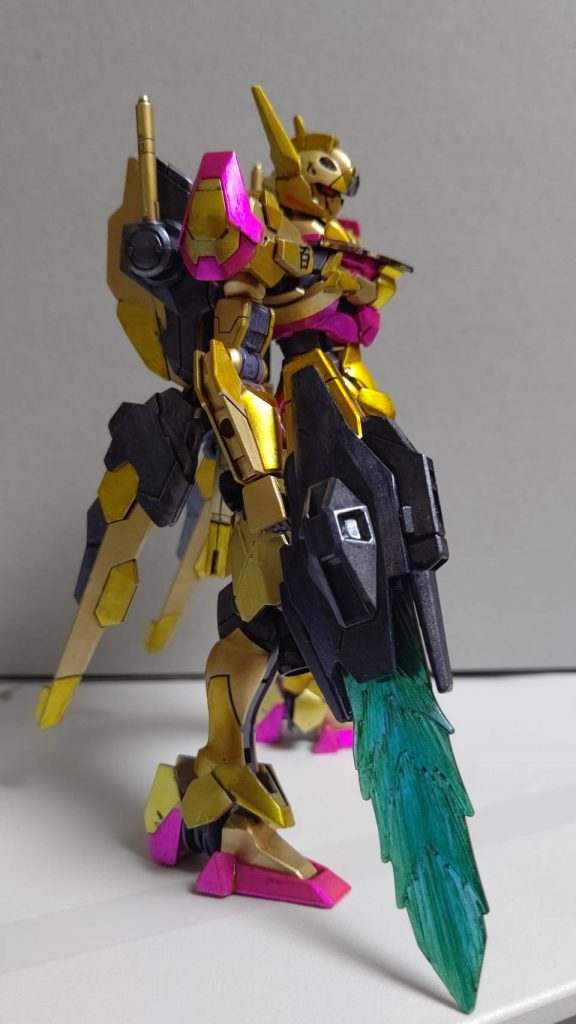 側面:カラーリング、肩の「百」マーク共に、全然違和感無いですね😉本人が、放送前から「このルブリスってMS、金色がハマると思う!!☝️」って力説してましたが、実証しちゃいましたね😄つま先とかを、赤でなくピンクにしてるのも、👍じゃないですか❓