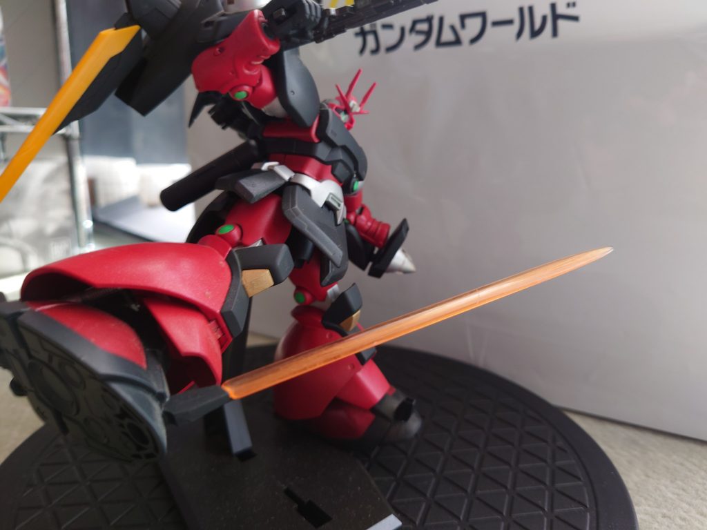 近距離高機動戦を想定した装備でつま先にサーベル、銃槍、マシンガン、肩アーマーを腕に装着した打撃などが主な攻撃方法になります。