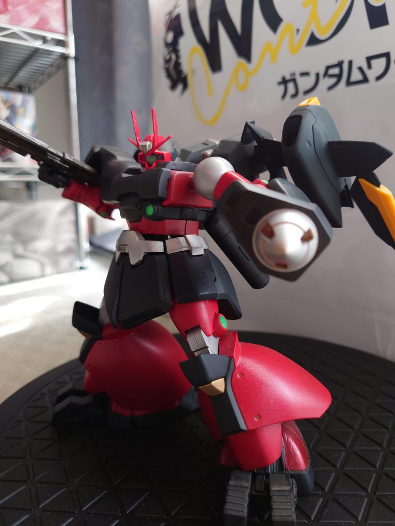 GNドライブからのダイレクトな放出をぶつけるので攻防一体の攻撃手段で足を回転させて踵の爪を前方2だし地上では踏ん張りもかけれたり打撃として蹴りでも重宝します。