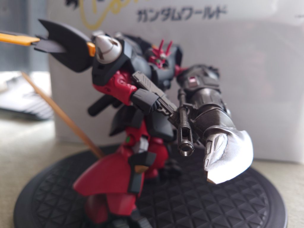 銃槍はアトミックバズーカがベースになっていて核弾頭も使用可能ですが基本的にはＧＮドライブからの粒子ビームでの攻撃となります。