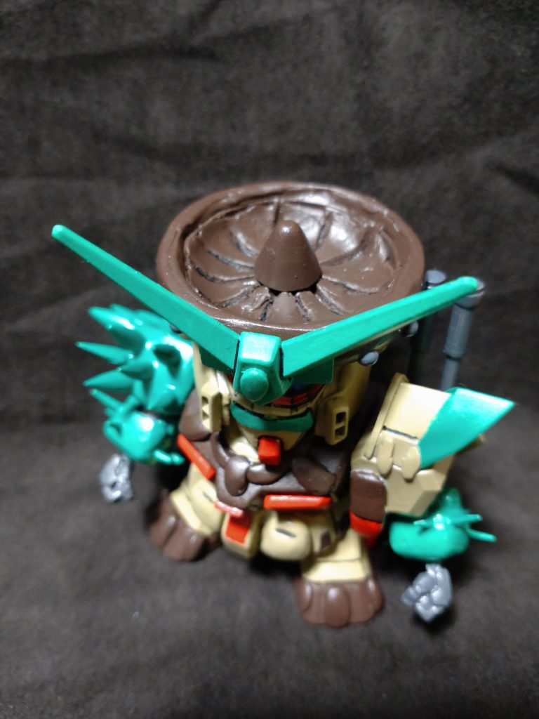 最大の特徴である帽子型の頭部は、スプレーの蓋を輪切りにして、エポパテを盛って削り出し。大きさのバランスが難しかったです。