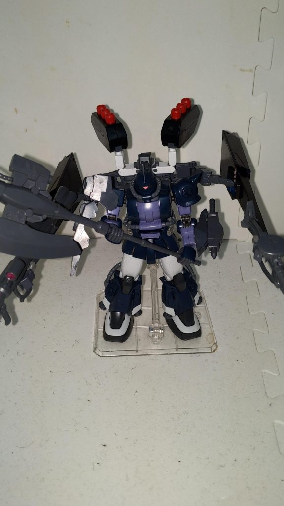 ザクⅡブラックエンドアクセルザクⅡブラックエンドの改良版。過剰なまでの機動力と高い防御力、近接戦闘能力はそのままにファンネルにパイルバンカー、Iフィールドジェネレーターなど盛りだくさんのザクです。しかし機体の操作難易度やダイバーへの負担は増加しており、癖の強い機体となっています。アビリティポイントシュートアビリティ 480ファイトアビリティ 650ディフェンスアビリティ 640スピードアビリティ 620(重量増加が原因でダウン)パワーアビリティ 670総合評価 元の強みはそのままにあらゆる面でハイスペック化。しかしダイバーへの負担増加や操作難易度が上がった為、いい事ばかりとも言えない。武装 ディフェンシブ・ライトショルダーIフィールドジェネレーターと4連装ニードルガンを搭載したショルダーアーマー。ブロウクン・レフトアーム左腕部パイルバンカー。ファンネルフレキシブルブースターアームマシンガンとかバズーカを持てるシールドブースター。ジャイアントヒートホーク