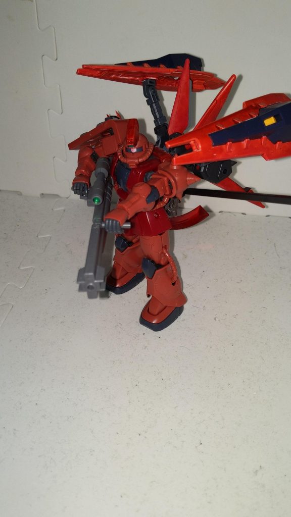 ザクⅡソニックスナイパー背部にアストレイレッドフレームのフライトユニットを固定装備してシールドブースターを2つ付けたザクⅡスナイパータイプの改良型。超高速機動からの急制動で狙撃する一撃離脱戦法で戦う。余談だが、この機体に乗るようになってからサヤはスピード狂に目覚めた。アビリティポイントシュートアビリティ 700(ダイバーの技量含めての数値)ファイトアビリティ 490ディフェンスアビリティ 450スピードアビリティ 680パワーアビリティ 440総合評価ほぼ機動力極振り。頭部センサーにより精密射撃能力は高いが、ここまで高機動な機体で高速機動からの急制動で狙撃とか明らかに正気の沙汰ではない。武装ビームスナイパーライフルIフィールドジェネレータージャイアントヒートアックス